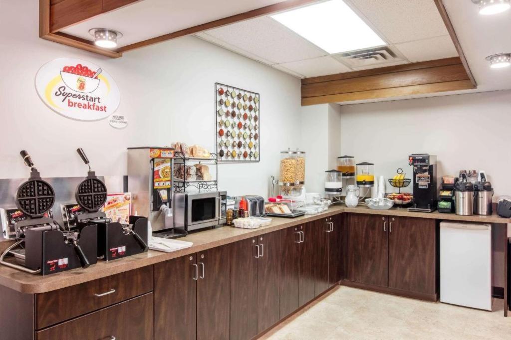 因尼斯费尔速8酒店 Innisfail 外观 照片